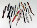 un grand nombre de montres posées sur une table