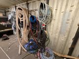 un enchevêtrement de fils qui pendent sur le côté d'un immeuble