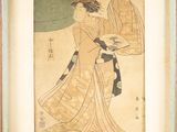 une vieille photo d'une femme vêtue d'un kimono tenant un éventail