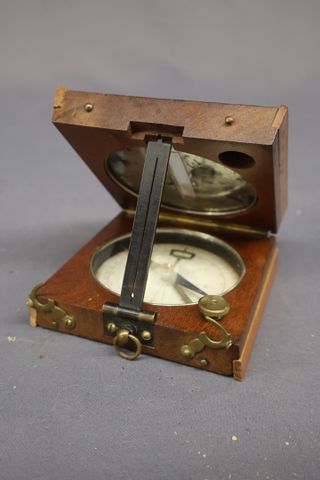 Boussole Alidade en étui acajou , système du Colonel Peigné, trav...