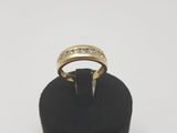 un gros plan d'une bague en or posée sur un présentoir noir