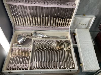 un coffret contenant de l'argenterie sur une table