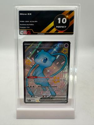 gros plan d'une carte pokemon dans un étui en plastique