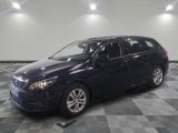 la photo d'une voiture bleue garée sur un sol à carreaux