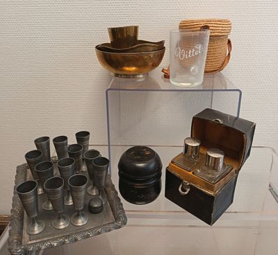 une vitrine contenant un grand nombre d'objets différents