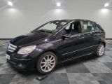 une photo d'une mercedes noire de classe b garée dans un garage