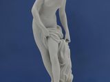 statue blanche représentant un homme avec un chien, sur fond bleu
