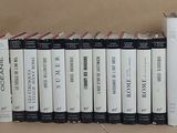 beaucoup de livres qui traînent sur une étagère