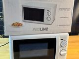 deux fours à micro-ondes posés l'un sur l'autre sur une table en bois