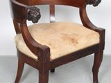 une image représentant une chaise avec un coussin sur l'assise