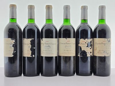 six bouteilles de vin sont alignées dans une rangée