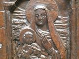 une image représentant une sculpture sur bois d'une femme tenant un enfant dans ses bras