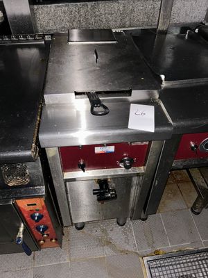 une image d'une cuisine commerciale avec beaucoup d'espace de travail