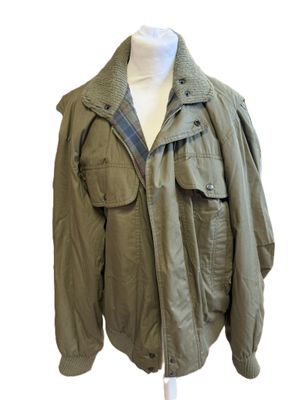 une photo d'une veste sur un mannequin