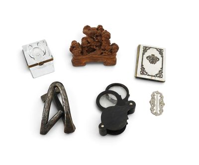 un petit assortiment d'articles comprenant une théière, une théière et d'autres objets