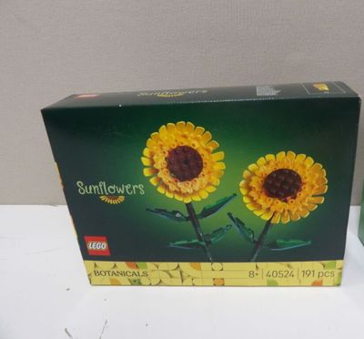 une boîte de tournesols en Lego posée sur une table