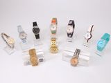 de nombreux modèles de montres exposés sur un fond blanc