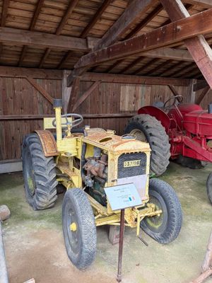 un tracteur et un semi-remorque dans une grange
