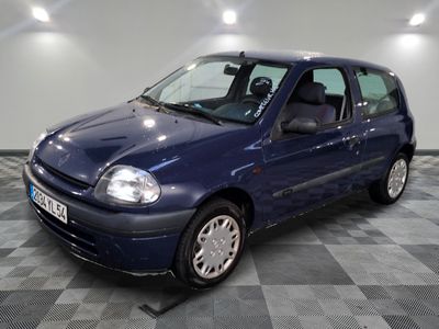la photo d'une petite voiture bleue garée dans un garage