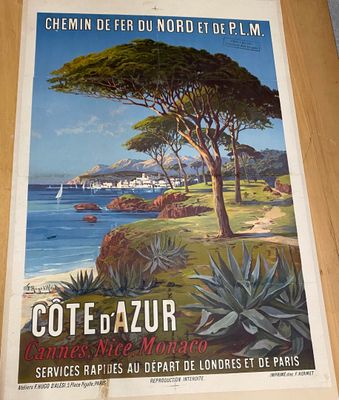 une photo d'une affiche sur le mur d'un bâtiment