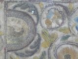 gros plan d'un morceau de tissu sur lequel est dessiné un motif
