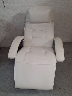 un fauteuil inclinable blanc qui se trouve dans une pièce
