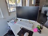 un bureau sur lequel se trouvent un ordinateur, un clavier et une souris