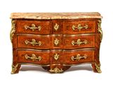 une commode avec un plateau en marbre sur fond blanc