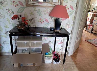 une petite table sur laquelle est posée une lampe