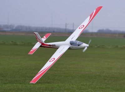 un petit avion qui vole dans les airs