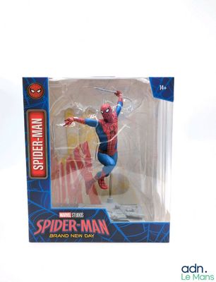 figurine de Spider-Man dans une boîte en plastique sur fond blanc