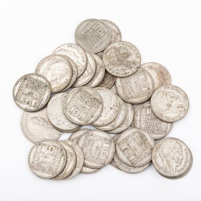 un tas de vieilles pièces d'argent sur fond blanc