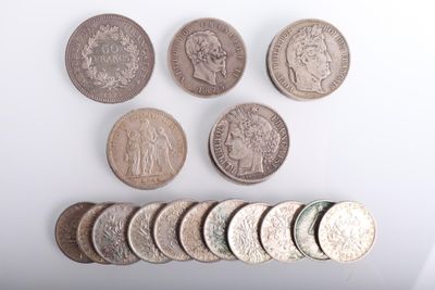 un lot de pièces de monnaie posées sur une table