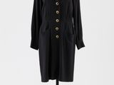 une image d'un manteau noir sur un support de mannequin