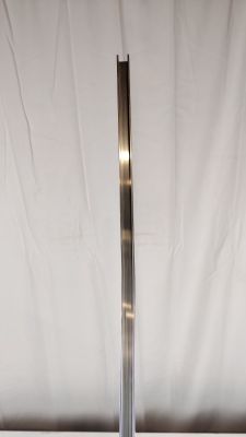 lampe sur pied chromée avec un pied en verre et une base chromée