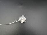 gros plan d'une bague en diamant sur une surface noire