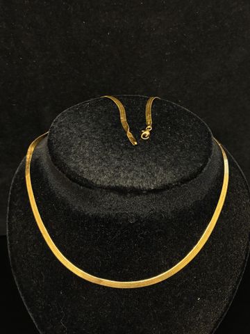 Collier ruban en or 18 carats 750 millièmes. En règle. Poids brut...