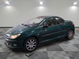 la photo d'une voiture verte garée dans un garage