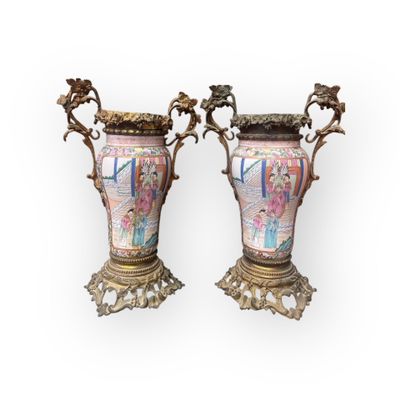 CANTON, XIXe Paire de vase balustre en porcelaine ém… - Photo 1