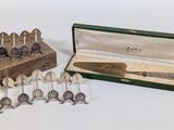 cinq cuillères en argent et un couteau dans une boîte
