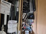 une boîte contenant tout un assortiment d'appareils électroniques