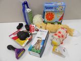de nombreux objets disposés sur la table à l'usage du chien