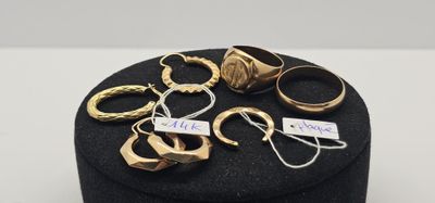 une collection de bagues en or et de bagues exposées sur un chapeau noir