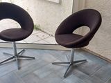 deux chaises placées devant une fenêtre