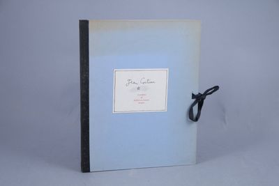 un livre bleu orné d'un ruban noir