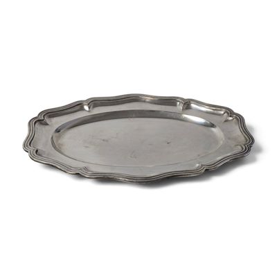 assiette argentée à bord festonné sur fond blanc