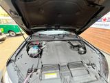 le moteur d'une voiture, le capot ouvert, dans une rue de la ville