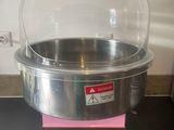 une machine posée sur un comptoir et recouverte d'une cloche en verre