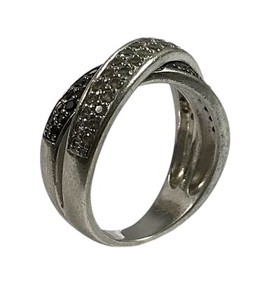 gros plan d'une bague sur fond blanc