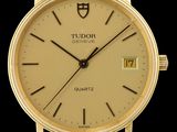 un gros plan sur une montre-bracelet en or avec un bracelet en cuir marron